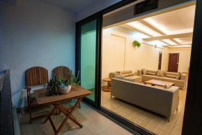 Cozy four bedroom flat with sea view, gym & pool